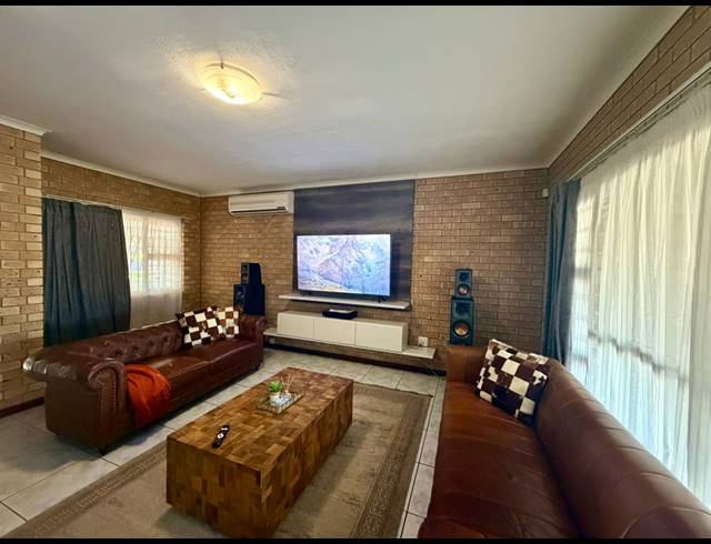 3 BEDROOM FREEHOLD FOR SALE IN MEER EN SEE